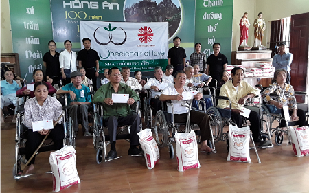 Caritas Thái Bình: Trao tặng Xe Lăn Của Hội Tình Thương Hoa Kỳ