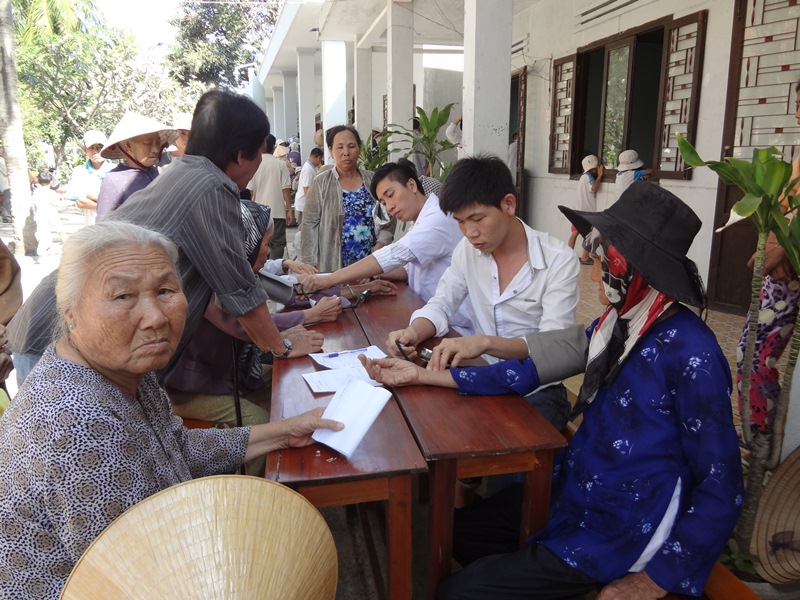 Khám bệnh và phát quà Năm mới tại Giáo xứ Kim Ngọc
