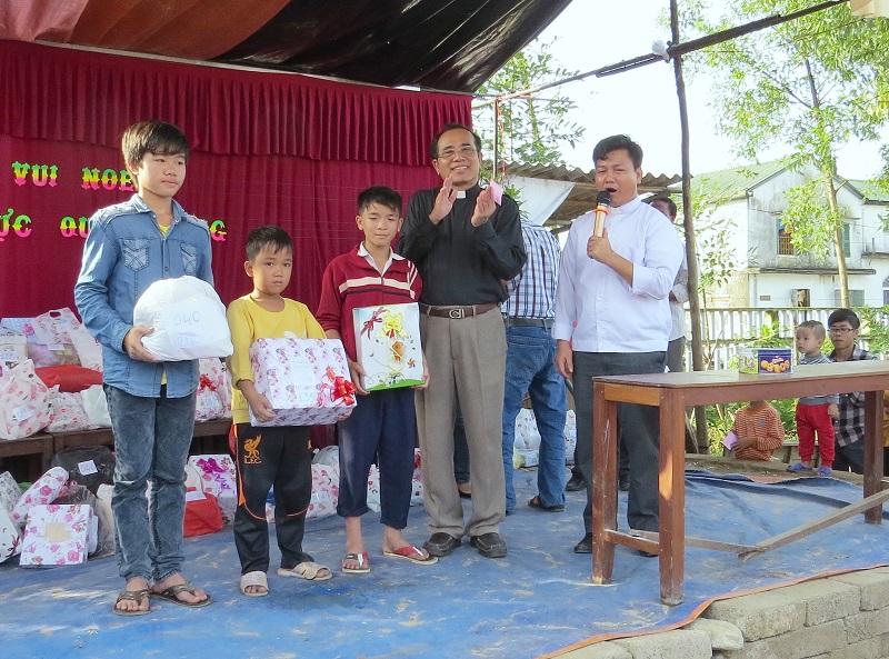 Caritas Huế thăm và tặng quà Giáng sinh tại giáo xứ Chánh Xuân