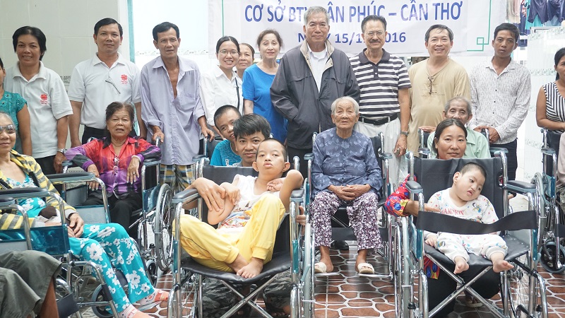 Caritas Cần Thơ Phát Xe Lăn Cho Bệnh Nhân
