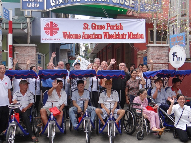Caritas Sài Gòn trao tặng xe lắc cho bệnh nhân nghèo