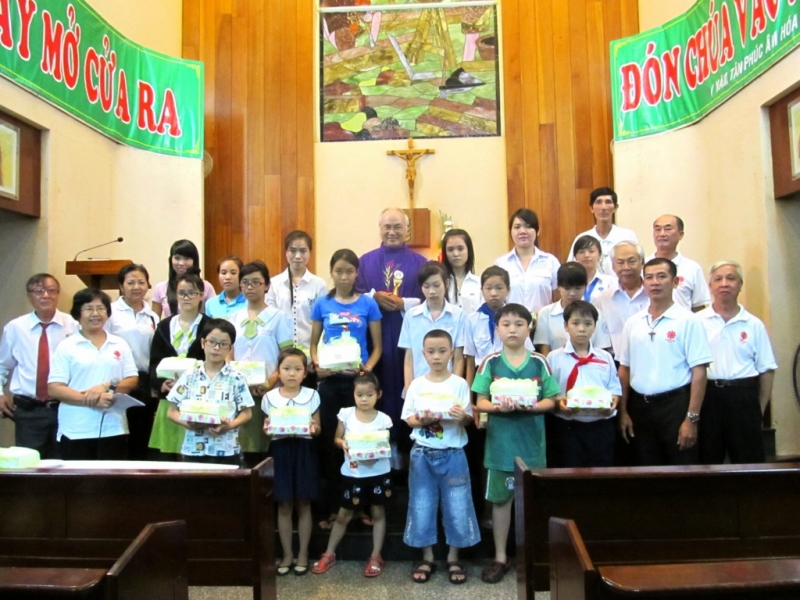 Ban Liên Kết Caritas Giáo hạt Tân Định trao học bổng cho các em có hoàn cảnh đặc biệt khó khăn