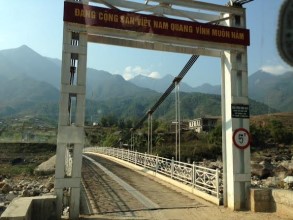 Caritas Hưng Hóa chia sẻ với nạn nhân vụ sập cầu tại Chu Va, Lai Châu