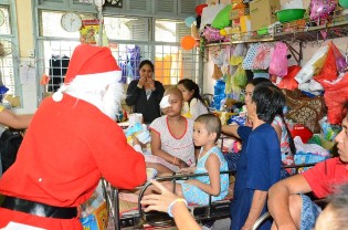 Ban Caritas giáo xứ Vườn Xoài chia sẻ niềm vui Giáng sinh