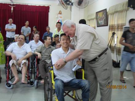 Hàng chục xe lăn cho người khuyết tật Hải Phòng