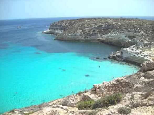 Công tác cứu trợ các người di cư tại đảo Lampedusa