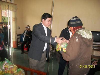 Ban BAXH - Caritas Bùi Chu khám bệnh, phát thuốc cho bà con nghèo dịp Tết Nhâm Thìn