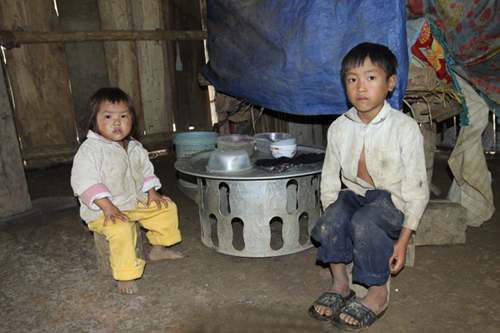 Caritas Sapa thăm và chia sẻ với các nạn nhân bị lũ cuốn và đá rơi