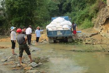 Caritas Thanh Hóa kêt hợp với Hội Bác Ái Phanxicô cứu trợ những nạn nhân lũ lụt  tại  giáo xứ Thanh Thủy