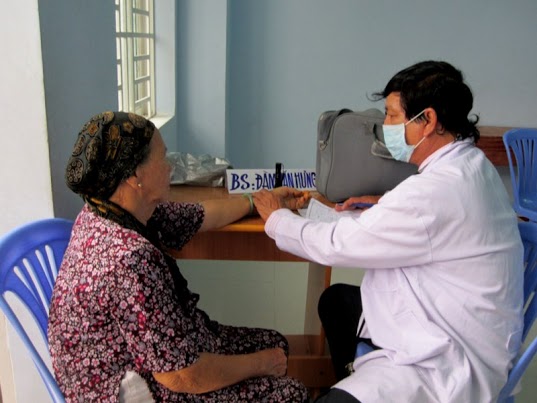 Chuyến khám bệnh – trao học bổng nhiều nghĩa tình tại Giáo xứ Hiệp Tân