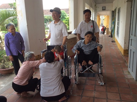 Ban Bác ái Xã hội – Caritas Giáo phận Phát Diệm thăm và tặng quà cho những người đau ốm