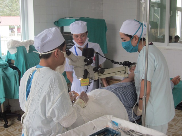 Caritas Hưng Hóa mổ mắt miễn phí tại huyện Bảo Thắng, tỉnh Lào Cai
