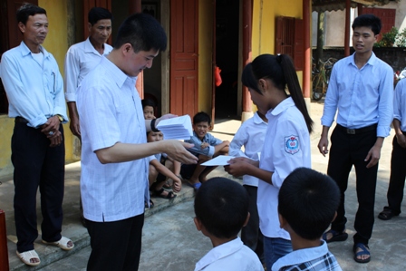 Caritas Hưng Hóa thăm và tặng quà tại Giáo xứ Tạ Xá