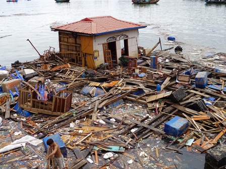 Caritas Hải Phòng thăm hỏi các gia đình bị ảnh hưởng sau cơn bão số 8