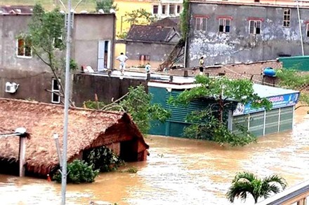 Hà Tĩnh - Quảng Bình: 18 người chết và mất tích, hơn 20.000 ngôi nhà bị ngập, sập vì lũ dữ