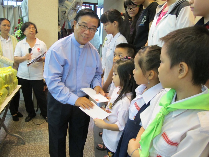 Ban Liên kết Caritas hạt Tân Định trao tặng học bổng cho sinh viên và học sinh