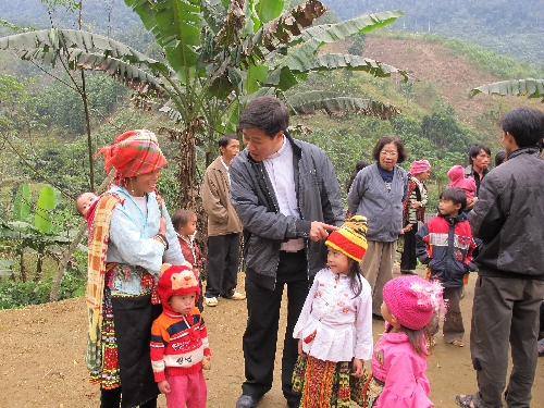 Caritas Hưng Hoá thăm và tặng quà các gia đình người H'mông tại Khe Nhồi