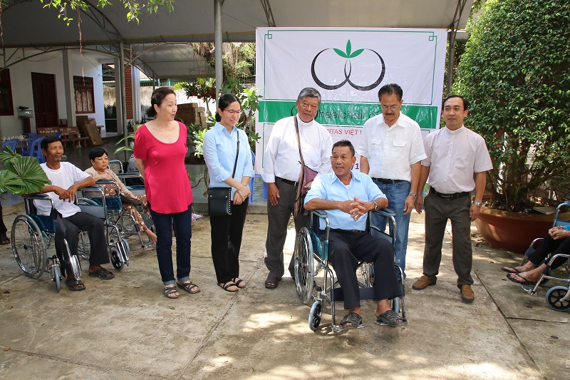 Món quà từ Hội Xe Lăn Tình Thương
