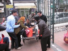 Nhóm Ve Chai Nhân Ái Hải Phòng tổ chức Hội chợ dành cho người có H và người nghèo