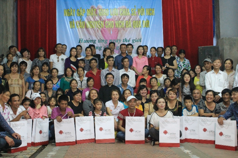 Caritas Hải Phòng gặp gỡ chia sẻ với người có H trong ngày phòng chống AIDS và cầu nguyện cho những người đã qua đời vì AIDS