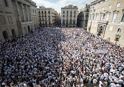 Hàng nghìn người Tây Ban Nha xuống đường kêu gọi đối thoại với Catalonia
