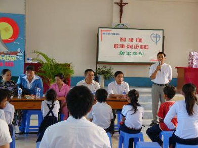 Caritas Long Xuyên và Giáo xứ Đền Thánh Giuse - Rạch Giá trao học bổng cho học sinh và sinh viên nghèo
