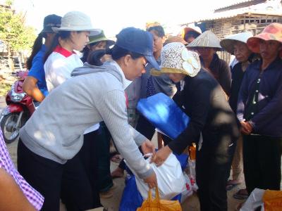 Caritas Phan Thiết: Thăm và chia sẻ quà Tết cho các gia đình bị biển xâm thực