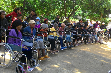 Caritas Đà Lạt: Trao Xe Lăn Của Hội Tình Thương Hoa Kỳ