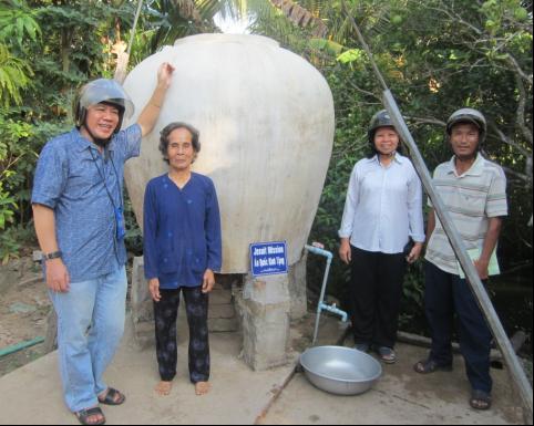 Caritas Vĩnh Long thăm dự án lu nước sạch