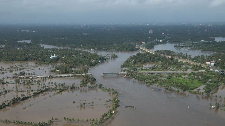 Nữ tu bang Kerala, Ấn đô, dấn thân giúp đỡ nạn nhân lũ lụt