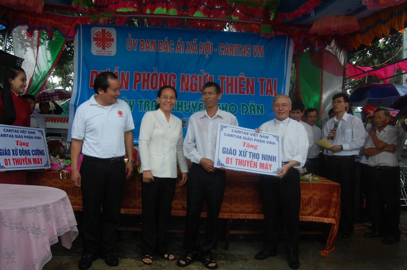 Thuyền máy vượt lũ cho Giáo phận Vinh