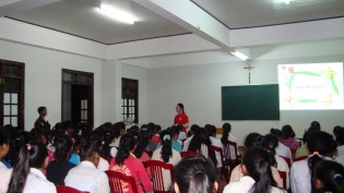 Ban Chuyên Trách Bảo Vệ Sự Sống Caritas Đà lạt nói chuyện với 150 thanh thiếu niên của Giáo xứ về chủ đề “Giới tính: Cơ chế, chức năng, cấu tạo các cơ quan sinh sản.”
