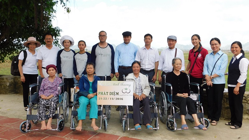 Caritas Phát Diệm trao tặng Xe lăn Tình thương
