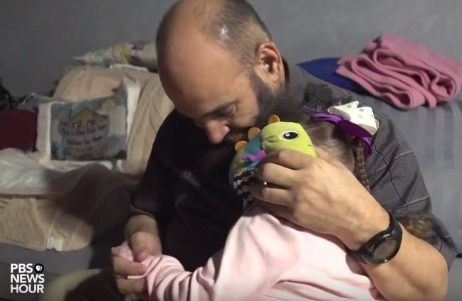 Mohamed Bzeek đón nhận các trẻ em sắp qua đời để thương yêu và an ủi các em