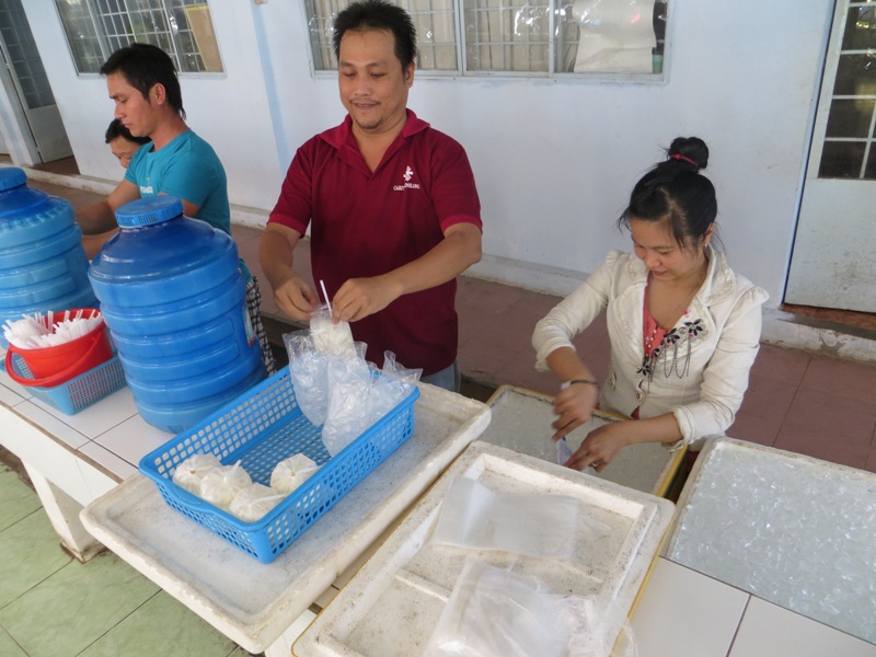 Bữa ăn từ thiện do nhóm Agape thực hiện tại bệnh viện đa khoa Vĩnh Long