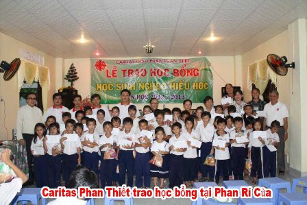 Caritas Phan Thiết: Học Bổng Cho Học Sinh Nghèo Hiếu Học Niên Khóa 2012 - 2013